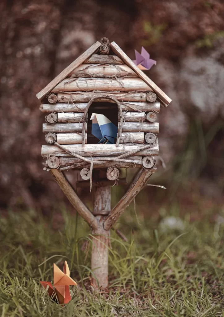 Casa para pájaros de madera natural estilo rústico