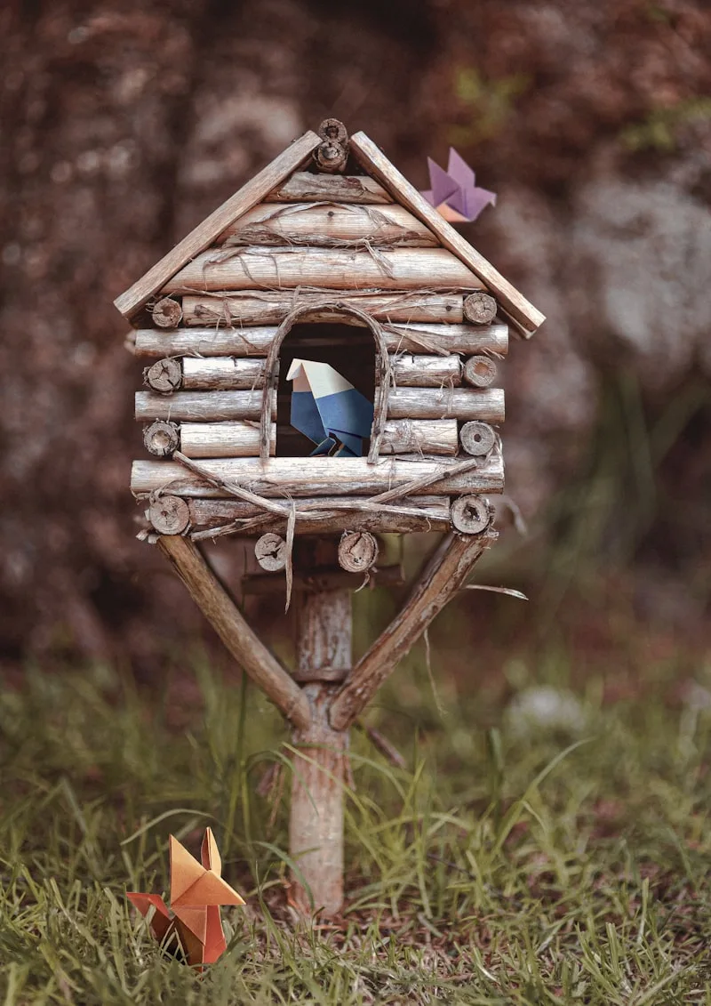 Casa para pájaros de madera natural estilo rústico